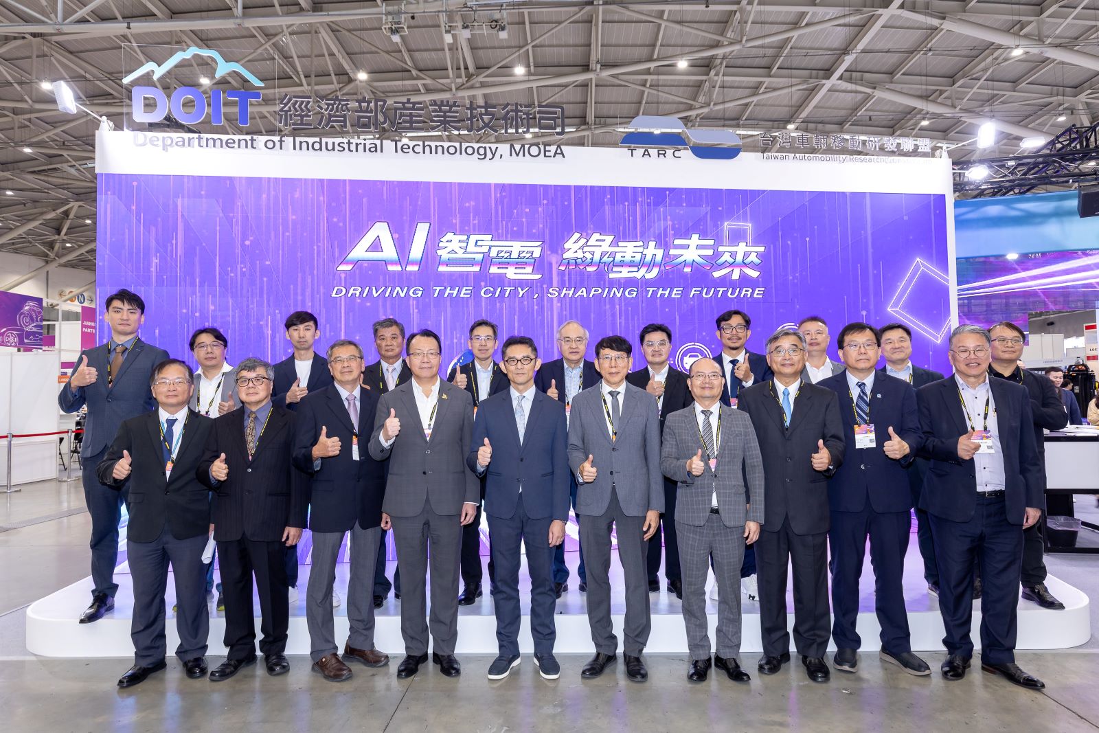 經 濟 部 產 業 技 術 司 T A R C 主 題 館 集 結 7 大 法 人 機 構 與 2 8 家 廠 商 , 聚 焦 「 A I 智 慧 」 與 「 電 動 車 新 能 源 」 兩 大 核 心 , 展 出 1 0 項 法 人 科 專 與 產 業 合 作 成 果 。 經 濟 部 產 業 技 術 司 T A R C 主 題 館 集 結 7 大 法 人 機 構 與 2 8 家 廠 商 , 聚 焦 「 A I 智 慧 」 與 「 電 動 車 新 能 源 」 兩 大 核 心 , 展 出 1 0 項 法 人 科 專 與 產 業 合 作 成 果 。