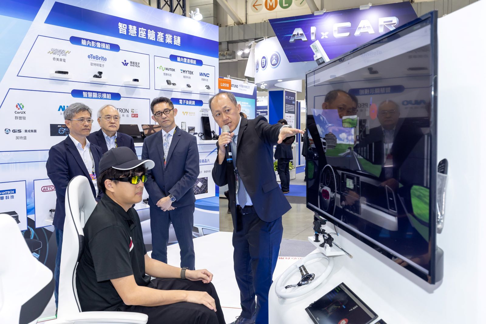 車 輛 中 心 研 發 的 A I 全 方 位 智 慧 座 艙 擁 有 駕 駛 者 視 線 追 蹤 等 四 項 核 心 感 知 功 能 , 已 協 助 國 內 2 0 家 廠 商 輸 出 國 際 , 將 產 品 導 入 北 美 、 中 東 、 東 南 亞 及 日 本 市 場 。 車 輛 中 心 研 發 的 A I 全 方 位 智 慧 座 艙 擁 有 駕 駛 者 視 線 追 蹤 等 四 項 核 心 感 知 功 能 , 已 協 助 國 內 2 0 家 廠 商 輸 出 國 際 , 將 產 品 導 入 北 美 、 中 東 、 東 南 亞 及 日 本 市 場 。