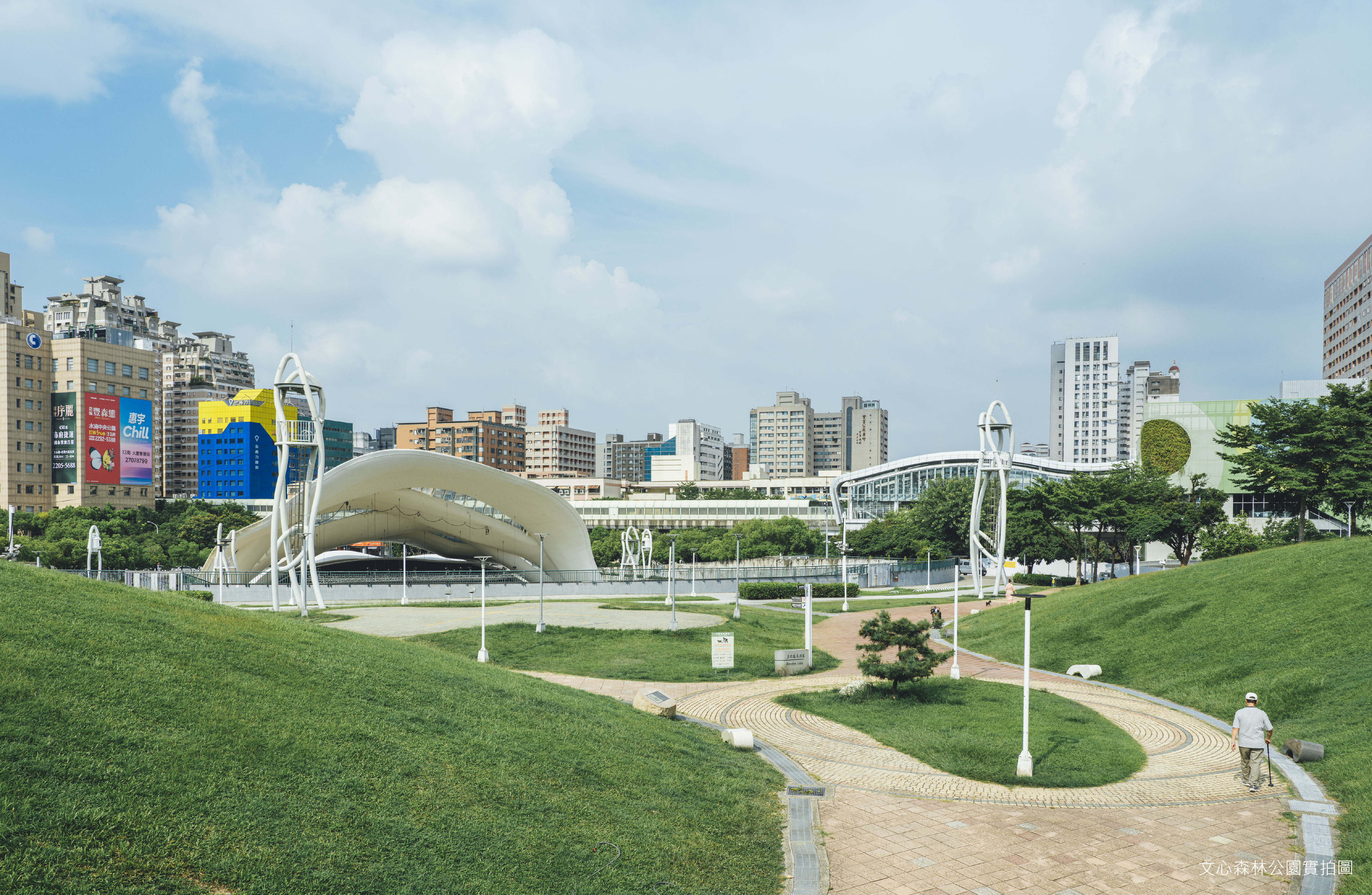 文 心 森 林 公 園 擁 有 大 面 積 綠 意 與 開 闊 城 市 景 觀 ， 讓 南 七 期 在 成 熟 市 中 心 中 ， 仍 保 有 難 得 的 休 憩 尺 度 與 宜 居 氛 圍 。 
