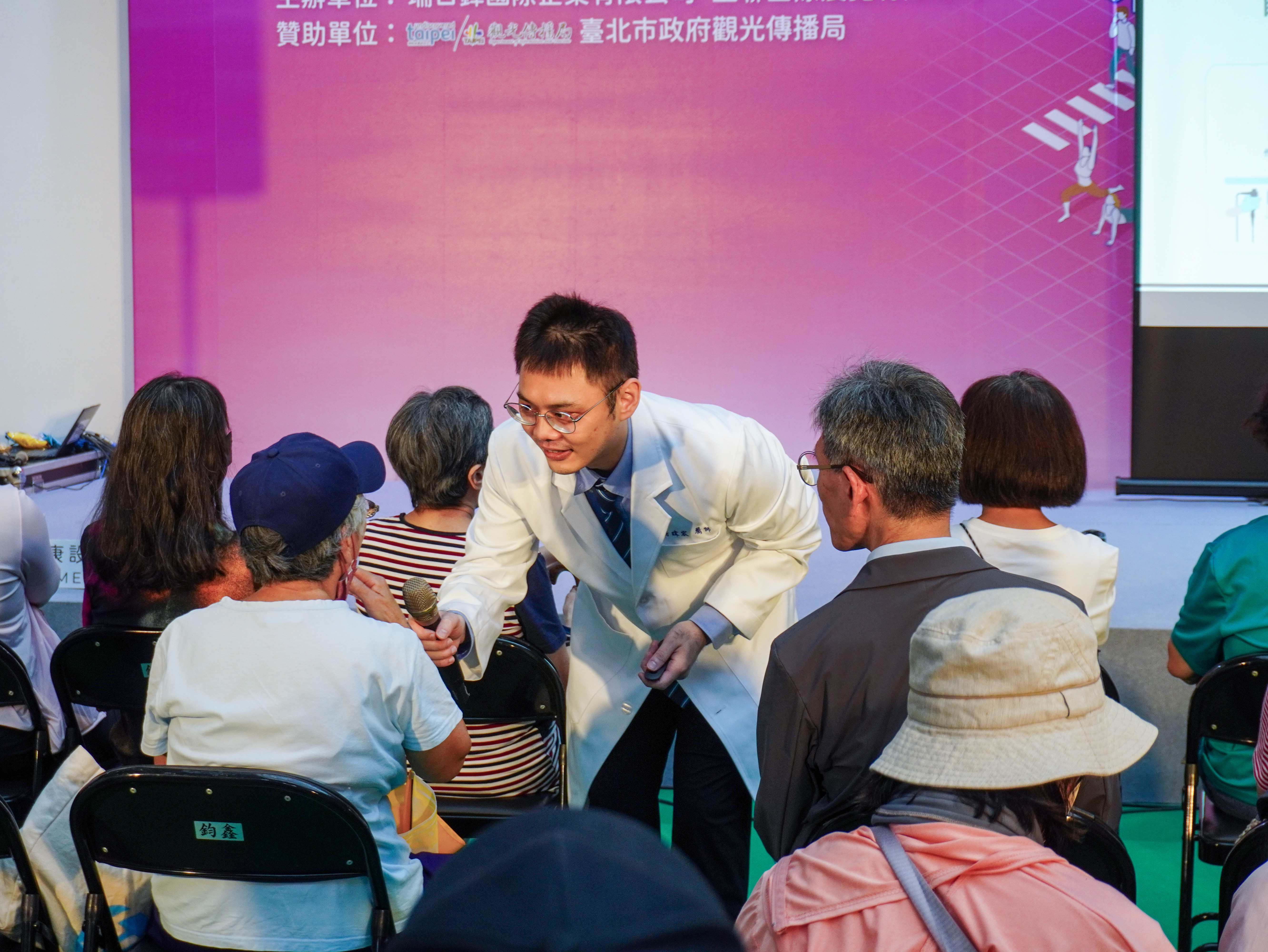 圖 / 房 暐 宸 醫 師 演 講 畫 面 。 