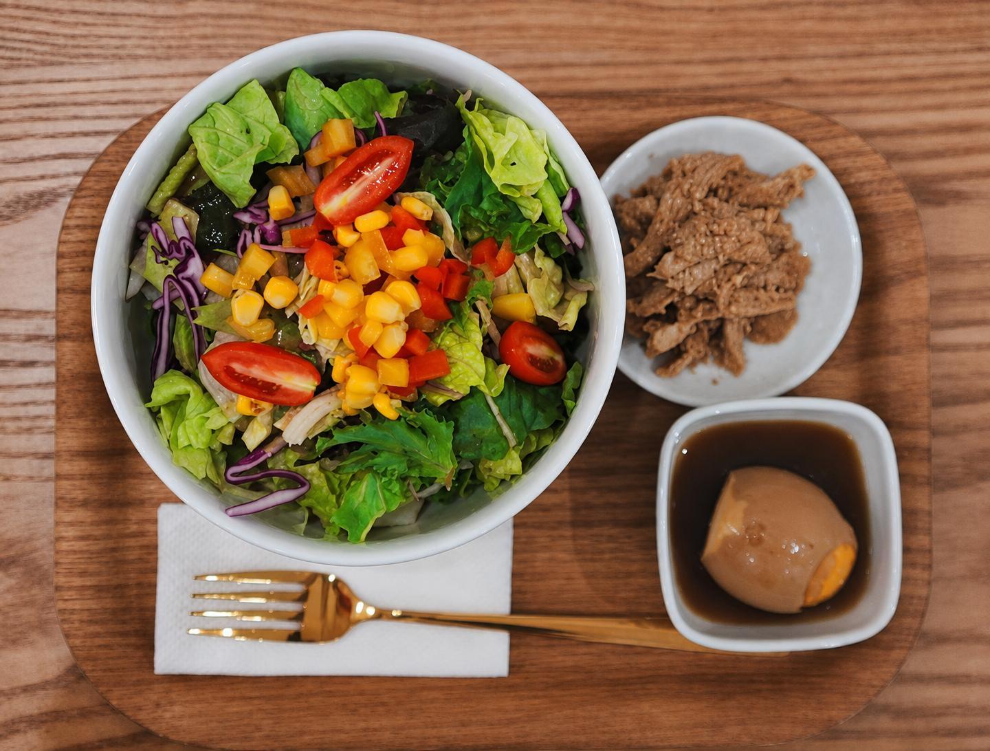 清 爽 系 飽 足 餐 點 「 沙 拉 義 大 利 麵 」 , 主 打 蔬 菜 搭 配 與 輕 盈 口 感 , 適 合 下 午 簡 單 補 充 或 食 量 較 小 的 顧 客 ( 圖 / 業 者 提 供 ) 清 爽 系 飽 足 餐 點 「 沙 拉 義 大 利 麵 」 , 主 打 蔬 菜 搭 配 與 輕 盈 口 感 , 適 合 下 午 簡 單 補 充 或 食 量 較 小 的 顧 客 ( 圖 / 業 者 提 供 )