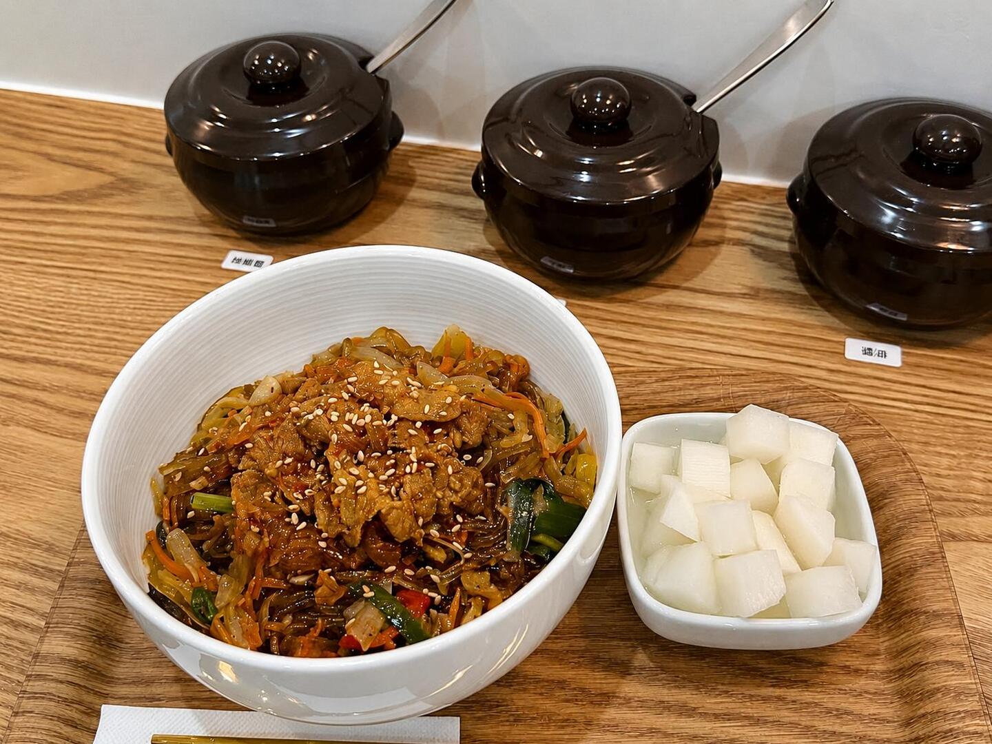 韓 式 炒 雜 菜 保 留 冬 粉 Q 彈 口 感 , 搭 配 多 種 蔬 菜 與 清 爽 小 菜 , 讓 中 山 區 外 食 族 也 能 以 更 輕 盈 的 方 式 享 用 韓 式 風 味 ( 圖 / 業 者 提 供 ) 韓 式 炒 雜 菜 保 留 冬 粉 Q 彈 口 感 , 搭 配 多 種 蔬 菜 與 清 爽 小 菜 , 讓 中 山 區 外 食 族 也 能 以 更 輕 盈 的 方 式 享 用 韓 式 風 味 ( 圖 / 業 者 提 供 )