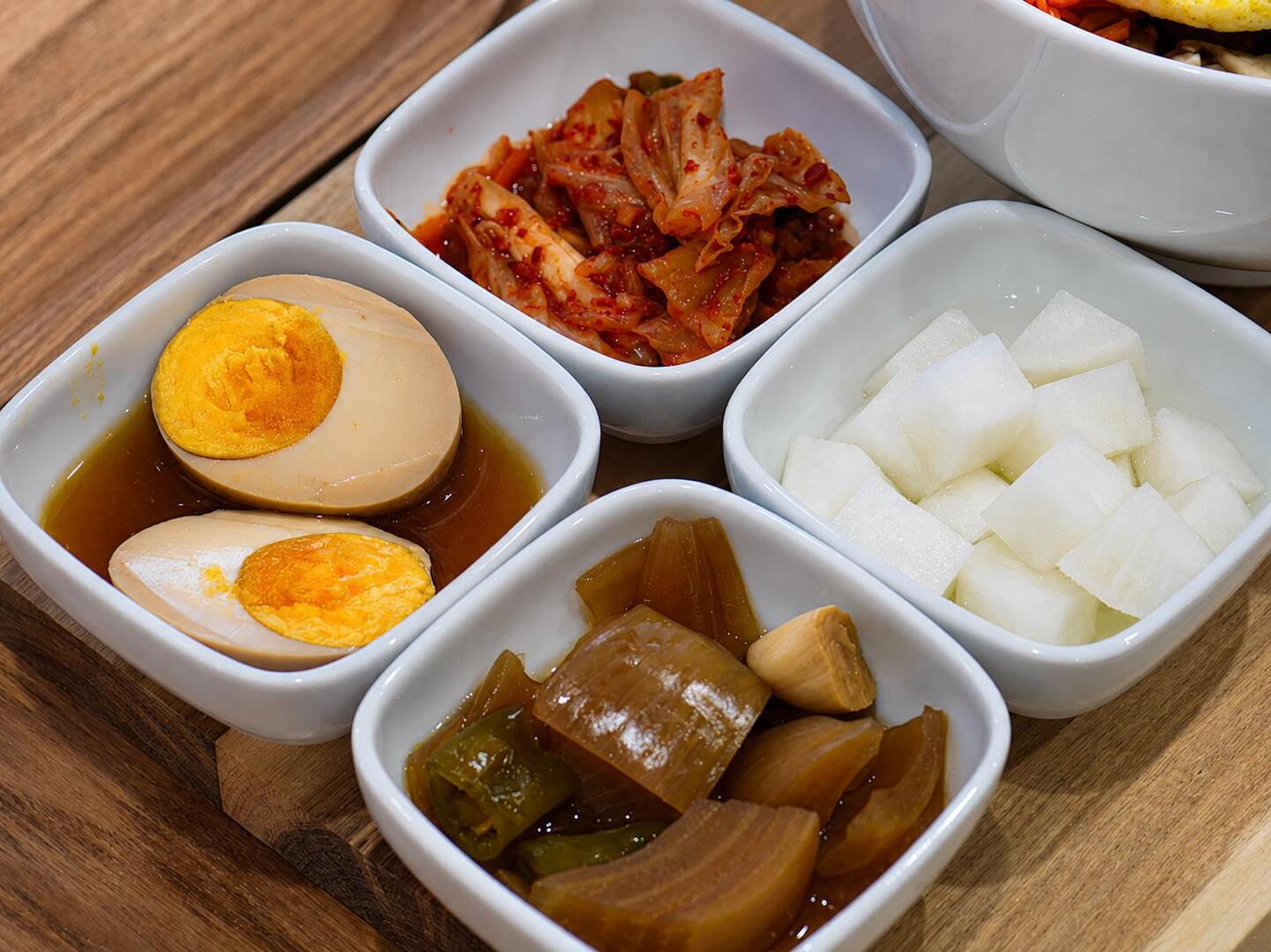 韓 式 小 菜 宅 配 規 劃 包 含 泡 菜 、 醃 蘿 蔔 與 醬 料 等 品 項 , 未 來 可 延 伸 居 家 拌 飯 與 日 常 配 菜 需 求 ( 圖 / 業 者 提 供 ) 韓 式 小 菜 宅 配 規 劃 包 含 泡 菜 、 醃 蘿 蔔 與 醬 料 等 品 項 , 未 來 可 延 伸 居 家 拌 飯 與 日 常 配 菜 需 求 ( 圖 / 業 者 提 供 )