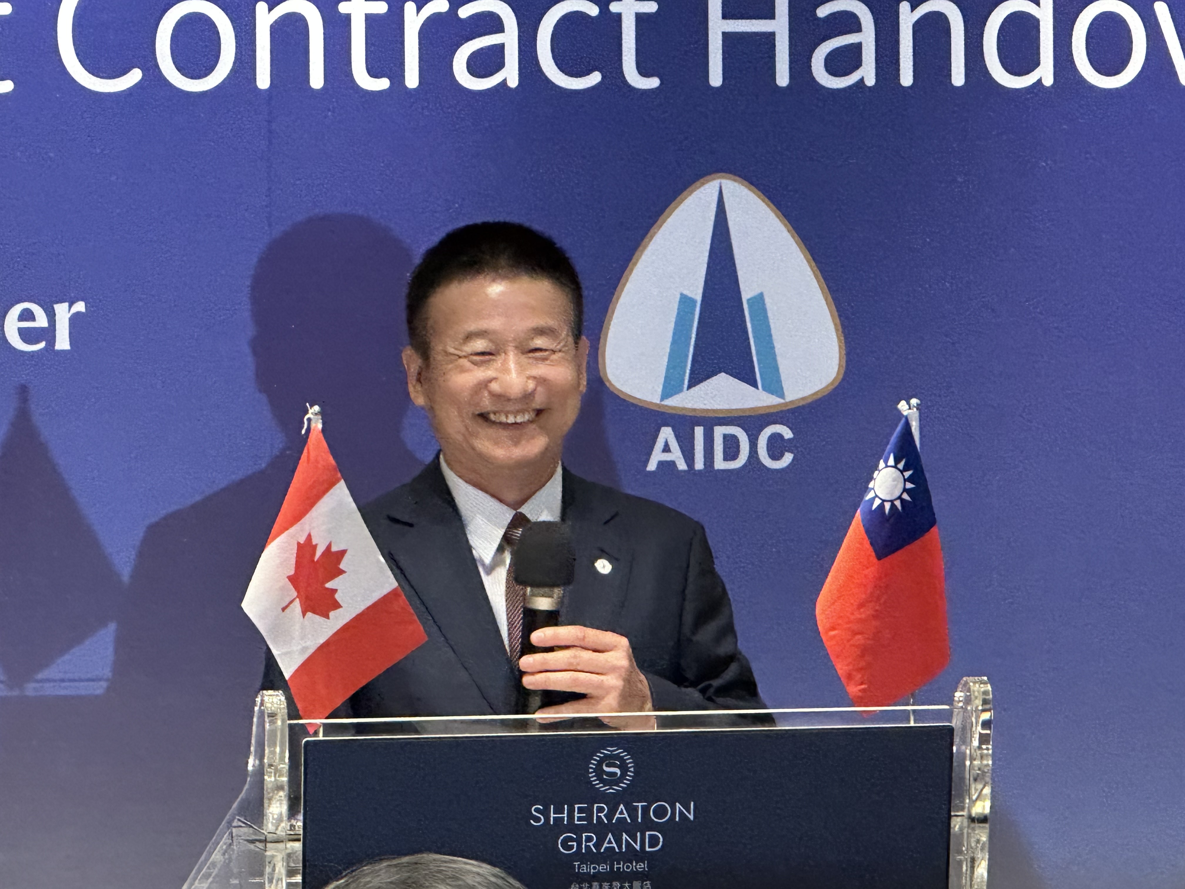 漢 翔 董 事 長 曹 進 平 表 示 , 本 次 與 龐 巴 迪 的 合 作 , 將 為 公 司 提 供 長 期 且 穩 定 的 營 運 動 能 , 並 持 續 朝 成 為 國 際 一 級 機 體 結 構 供 應 商 的 目 標 邁 進 。 漢 翔 董 事 長 曹 進 平 表 示 , 本 次 與 龐 巴 迪 的 合 作 , 將 為 公 司 提 供 長 期 且 穩 定 的 營 運 動 能 , 並 持 續 朝 成 為 國 際 一 級 機 體 結 構 供 應 商 的 目 標 邁 進 。