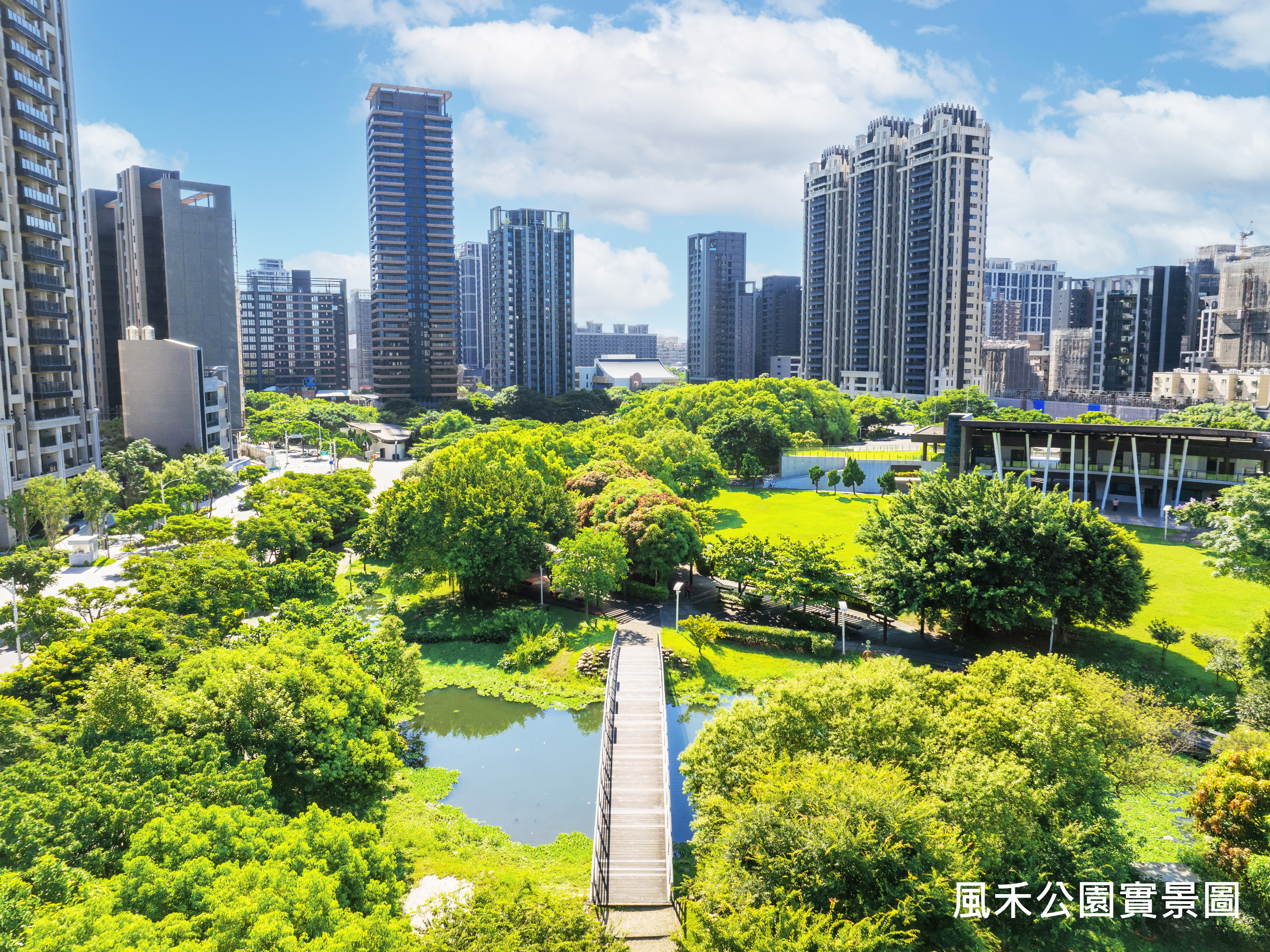 萬 坪 風 禾 公 園 綠 意 環 繞 , 散 步 、 慢 跑 與 親 子 休 憩 , 都 是 3 6 5 天 的 生 活 日 常 。 萬 坪 風 禾 公 園 綠 意 環 繞 , 散 步 、 慢 跑 與 親 子 休 憩 , 都 是 3 6 5 天 的 生 活 日 常 。