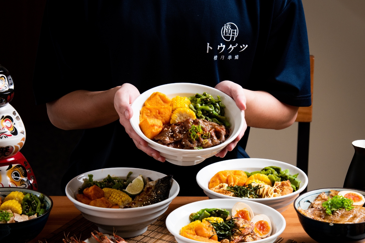 橙 月 丼 燒 將 丼 飯 列 為 主 打 餐 點 , 提 供 多 種 肉 品 與 配 菜 組 合 , 滿 足 午 餐 與 正 餐 需 求 ( 圖 / 業 者 提 供 ) 橙 月 丼 燒 將 丼 飯 列 為 主 打 餐 點 , 提 供 多 種 肉 品 與 配 菜 組 合 , 滿 足 午 餐 與 正 餐 需 求 ( 圖 / 業 者 提 供 )