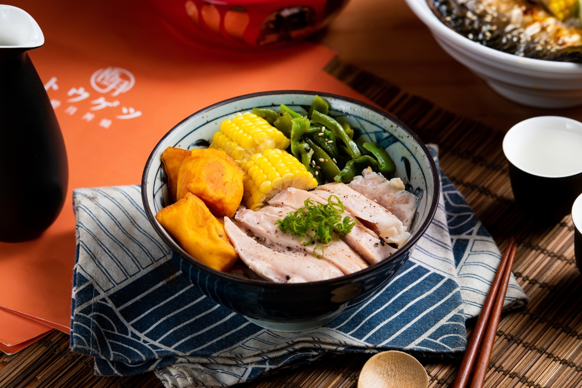 彰 化 員 林 橙 月 丼 燒 丼 飯 搭 配 肉 品 與 時 蔬 , 配 菜 豐 富 、 份 量 十 足 ( 圖 / 業 者 提 供 ) 彰 化 員 林 橙 月 丼 燒 丼 飯 搭 配 肉 品 與 時 蔬 , 配 菜 豐 富 、 份 量 十 足 ( 圖 / 業 者 提 供 )