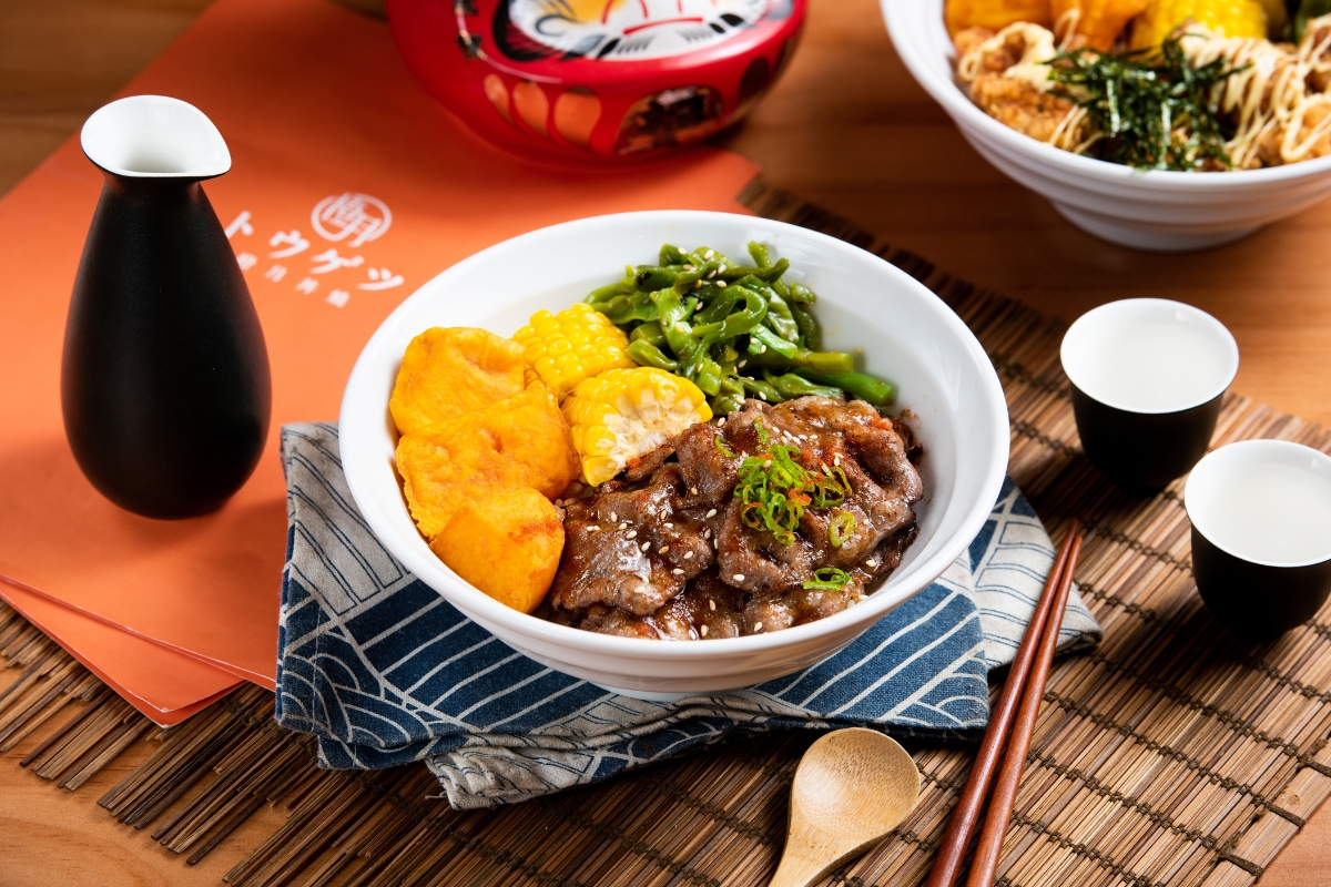 橙 月 員 林 店 推 出 9 9 元 烤 肉 飯 , 鋪 上 現 烤 肉 片 , 再 搭 配 半 熟 蛋 與 蔥 花 , 是 不 少 顧 客 用 餐 時 會 點 的 主 食 之 一 ( 圖 / 業 者 提 供 ) 橙 月 員 林 店 推 出 9 9 元 烤 肉 飯 , 鋪 上 現 烤 肉 片 , 再 搭 配 半 熟 蛋 與 蔥 花 , 是 不 少 顧 客 用 餐 時 會 點 的 主 食 之 一 ( 圖 / 業 者 提 供 )