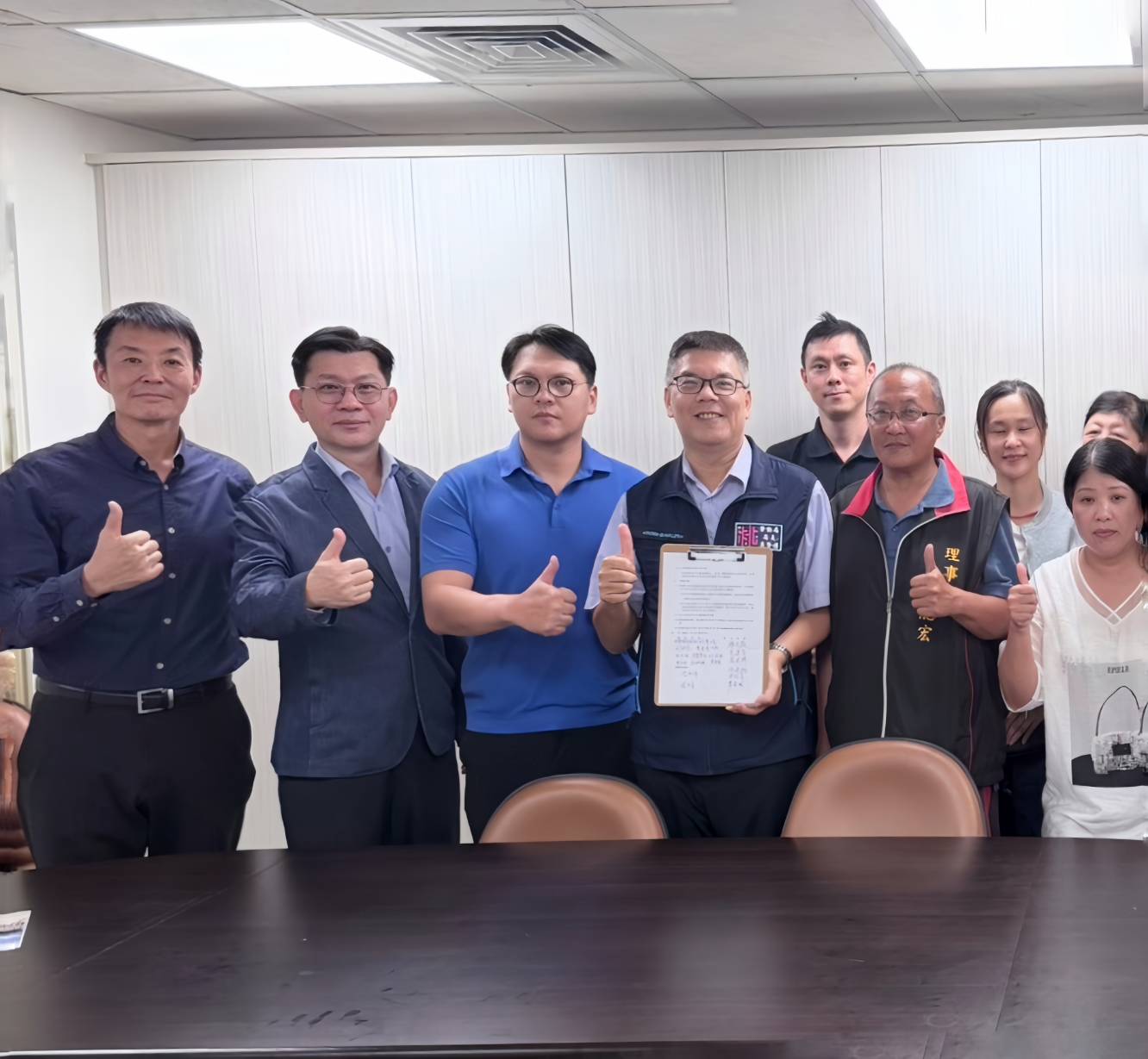 乖 乖 勞 資 協 商 會 議 現 場 , 由 桃 園 市 政 府 勞 動 局 長 李 賢 祥 ( 中 ) 主 持 。 左 ( 一 ) 乖 乖 公 司 總 經 理 簡 嘉 鋒 、 左 ( 二 ) 三 地 集 團 策 略 長 李 建 賢 、 左 ( 三 ) 三 地 集 團 董 事 長 鍾 育 霖 、 右 ( 二 ) 乖 乖 工 會 劉 能 宏 理 事 長 等 人 共 同 達 成 協 商 。 ( 圖 / 三 地 集 團 提 供 ) 乖 乖 勞 資 協 商 會 議 現 場 , 由 桃 園 市 政 府 勞 動 局 長 李 賢 祥 ( 中 ) 主 持 。 左 ( 一 ) 乖 乖 公 司 總 經 理 簡 嘉 鋒 、 左 ( 二 ) 三 地 集 團 策 略 長 李 建 賢 、 左 ( 三 ) 三 地 集 團 董 事 長 鍾 育 霖 、 右 ( 二 ) 乖 乖 工 會 劉 能 宏 理 事 長 等 人 共 同 達 成 協 商 。 ( 圖 / 三 地 集 團 提 供 )