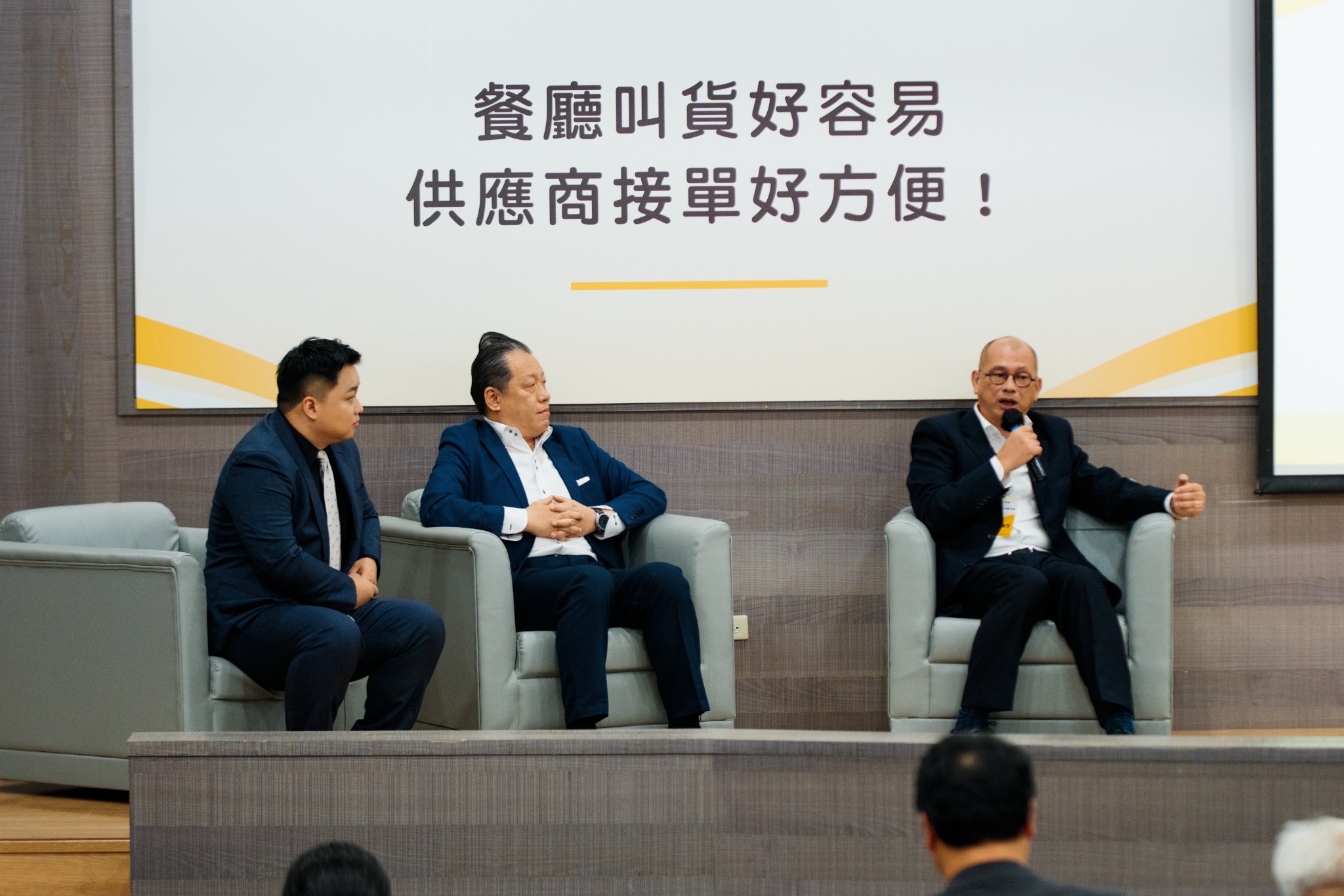 圖 由 左 至 右 為 c o c o m a r t 創 辦 人 張 瀚 仁 、 天 幃 企 管 顧 問 公 司 創 辦 人 林 剛 羽 、 台 灣 U C C 副 總 經 理 矢 野 貴 士 一 起 出 席 「 2 0 2 6 台 灣 餐 飲 數 位 共 創 年 會 」 論 壇 ! 圖 / 主 辦 單 位 提 供 圖 由 左 至 右 為 c o c o m a r t 創 辦 人 張 瀚 仁 、 天 幃 企 管 顧 問 公 司 創 辦 人 林 剛 羽 、 台 灣 U C C 副 總 經 理 矢 野 貴 士 一 起 出 席 「 2 0 2 6 台 灣 餐 飲 數 位 共 創 年 會 」 論 壇 ! 圖 / 主 辦 單 位 提 供