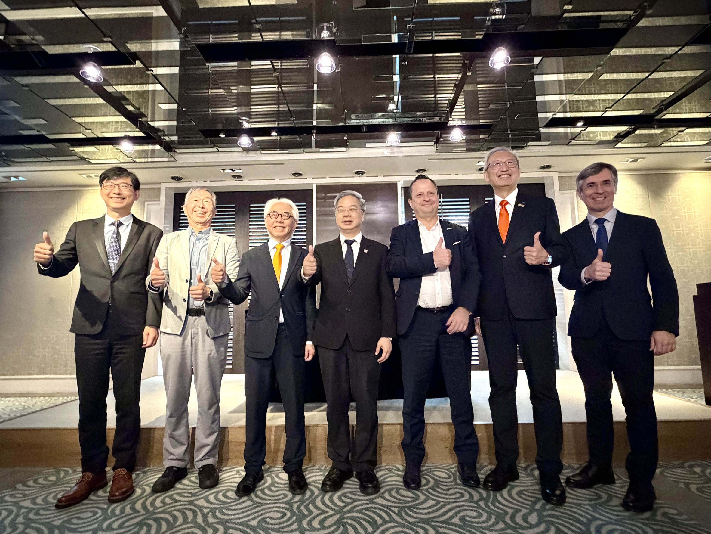圖 右 到 左 為 法 國 駐 台 代 表 龐 主 任 、 外 交 部 吳 次 長 、 S i P e r a l 執 行 長 、 經 濟 部 龔 部 長 、 神 盾 集 團 羅 董 事 長 、 安 國 李 董 事 長 、 經 濟 部 產 發 署 邱 署 長 ！ 