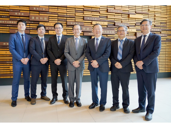 杜元坤院長（中）與陽明交大再生醫學研究團隊合影