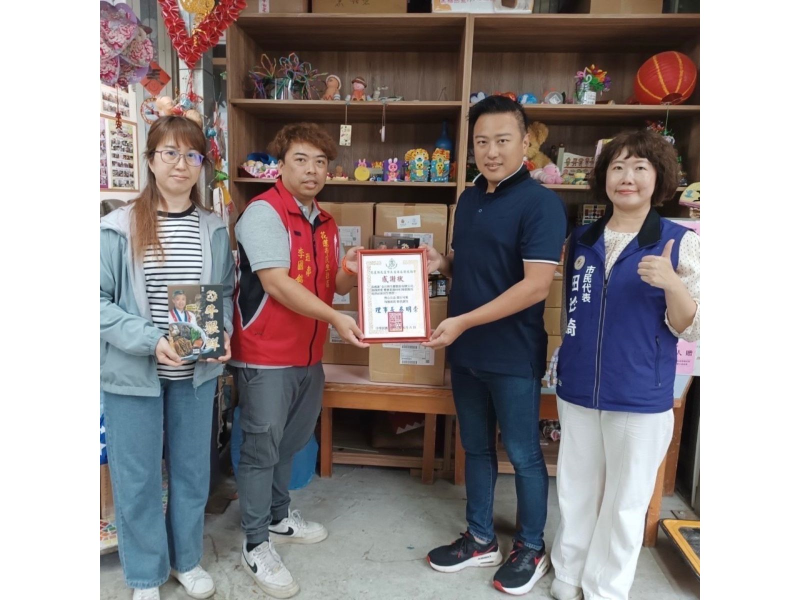 市民代表田珍綺與金百利生醫首席執行官陳威宇和各受贈機構合影