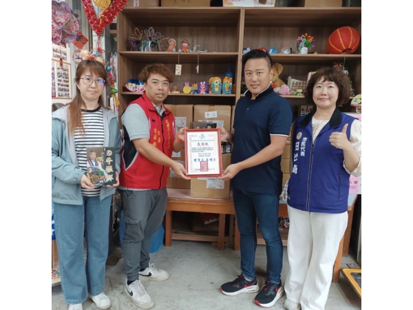 市民代表田珍綺與金百利生醫首席執行官陳威宇和各受贈機構合影