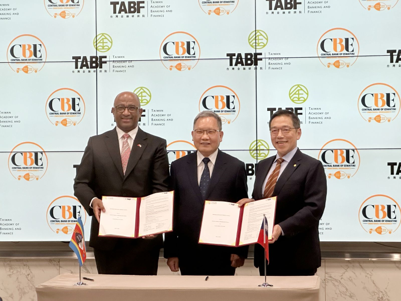 台灣金融研訓院黃崇哲院長(右)與史瓦帝尼中央銀行總裁蒙尼斯（Dr. Philemon F. Mnisi，左）共同簽署備忘錄。台灣金融研訓院蘇建榮董事長（中）擔任見證人。