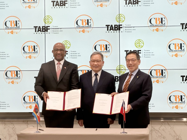 台灣金融研訓院黃崇哲院長(右)與史瓦帝尼中央銀行總裁蒙尼斯（Dr. Philemon F. Mnisi，左）共同簽署備忘錄。台灣金融研訓院蘇建榮董事長（中）擔任見證人。