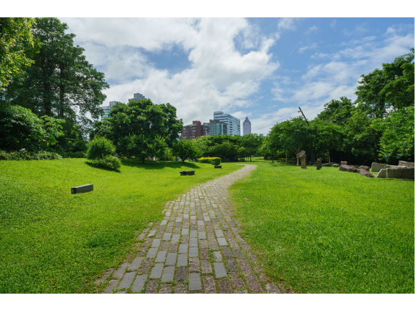 生活區圈中接近約8千多坪的林森公園位於台北市正中心，散步踏青、兒童遊樂區、籃球場等運動空間一應俱全。(圖／業者提供)