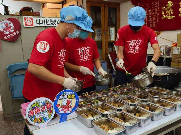 愛心健康餐盒備餐作業，一年來中化準備大約12,960個餐盒， 傳遞了溫度，溫暖了長輩(中化企業提供)