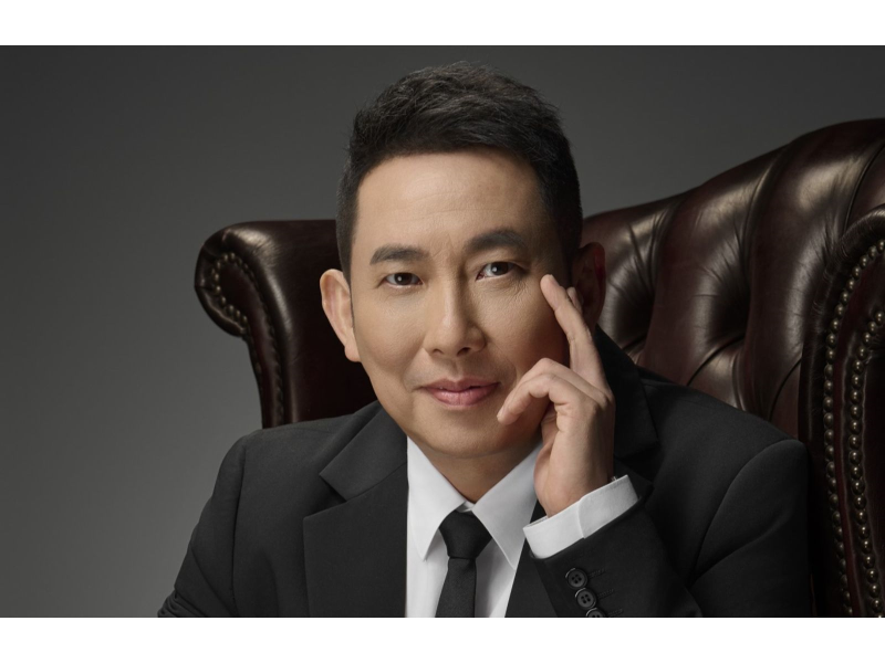 藝人屈中恆謹慎評估，並參考醫師診斷與建議，最終選擇進行「5D亮睛術」。