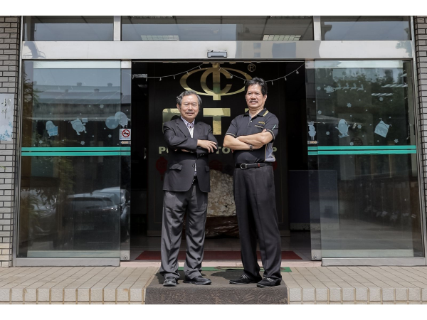 泰茂實業戮力經營公司營收三隻腳（左為呂萬賢董事長、右為呂萬傑總經理）。