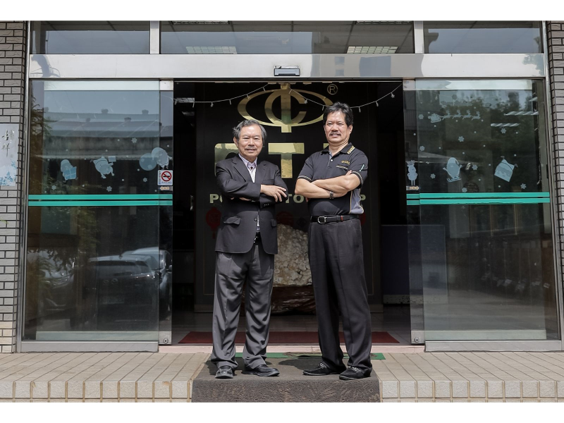 受惠酒水事業，泰茂實業交出營收漂亮成績單。（左為董事長呂萬賢，右為總經理呂萬傑）