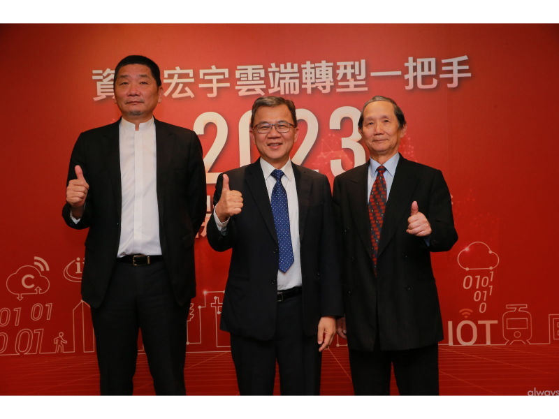 資拓宏宇董事長林昭陽(中)、執行長王芝和(左)和財務長謝文裕(右)期勉同仁再創資拓宏宇112年佳績。