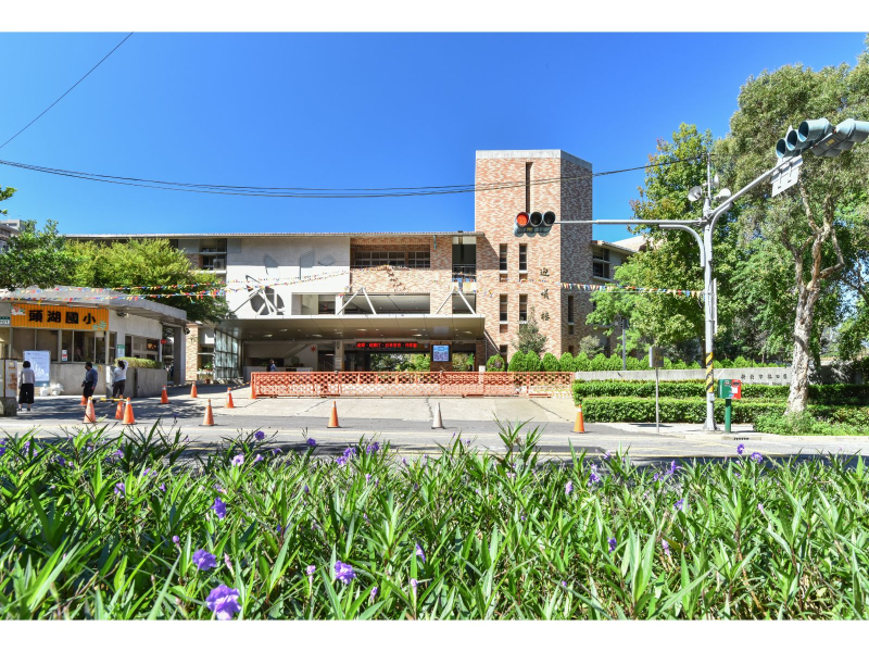 林口頭湖國小雙語教育，年年招生額滿，為當地明星校區。