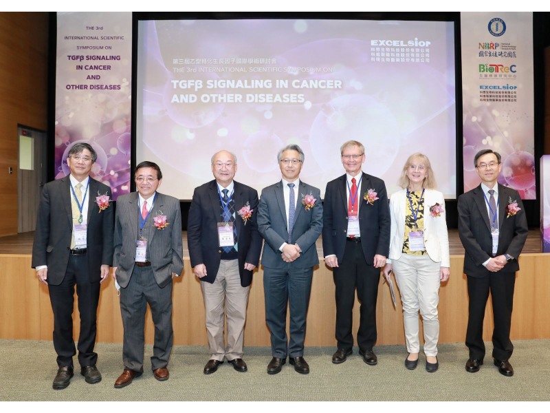 科懋生技6日舉辦第三屆乙型轉化生長因子國際學術研討會，由董事長陳澤民（左3）邀請中研院院長廖俊智（左4）與會致詞，講者包括諾貝爾基金會主席Carl-Henrik Heldin（右3）、瑞典知名學者Paraskevi Heldin（右2）、美國聖路易大學教授黃榮三（左2）、臺大醫院癌醫分院院長楊志新（左1）和中央研究院生醫轉譯研究中心主任吳漢忠（右1）等人。