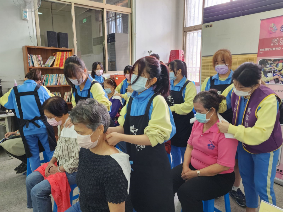 樹人家商美容科、商業經營/電子商務科師生攜手新北市銀髮俱樂部，舉辦紓壓按摩、精油調香與手作雷雕文創小物創作等一系列活動，受到長者熱烈歡迎。