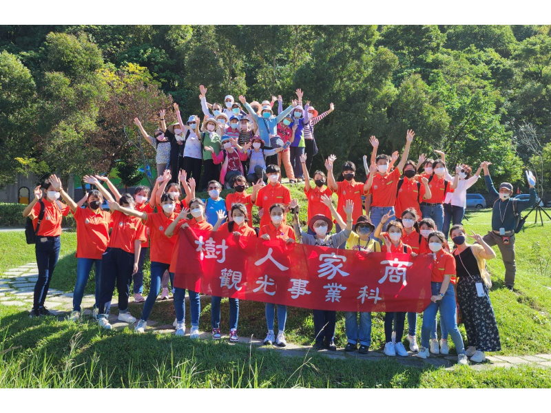 樹人家商觀光事業科藉由「新北創新教育加速器計畫」支持，陪伴在地長者樂活踏青、健行永春陂生態濕地公園與豹山溪步道，讓長者以愉悅身心訓練肌耐力顧健康。