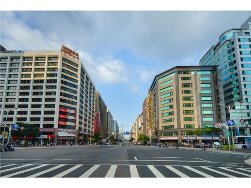 南京東路有台北華爾街之稱，因金融商業活動密集，發展較早，現許多高齡建築有結構隱憂，重建計畫須加速。(照片提供/鉅興建設)