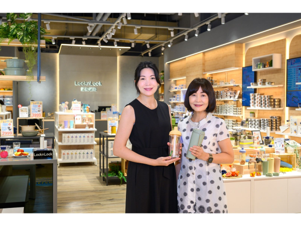 樂扣樂扣台灣總代理高佳林實業董事長陳銘芳(右)及特助翁詠茵(左)。