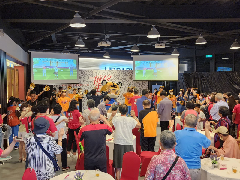 樹人家商師生陪伴現場長者進行各項體驗活動，促進健康樂活，展現豐厚成果。