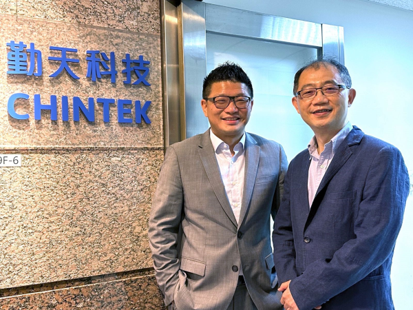勤天科技總經理何宏哲（右）、業務副總經理李佳龍（左）
