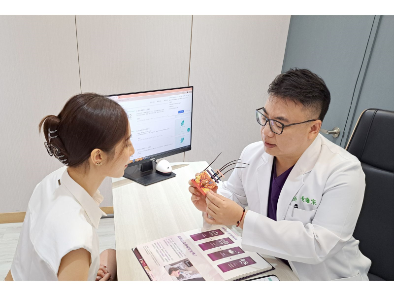 黃雍宗醫師為民眾說明電波美顏的原理