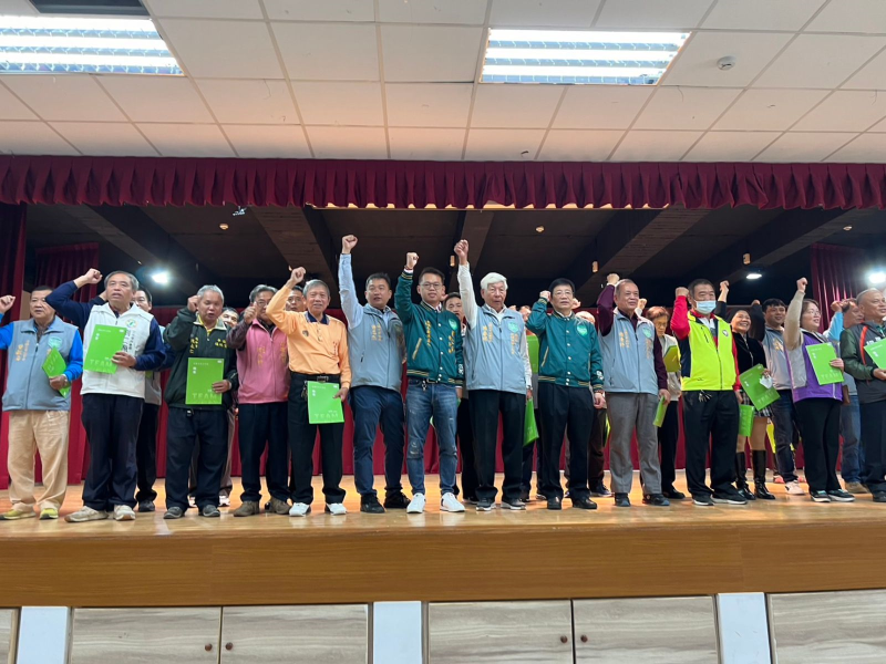 桃園市信賴台灣之友會全體幹部高呼勝選口號。