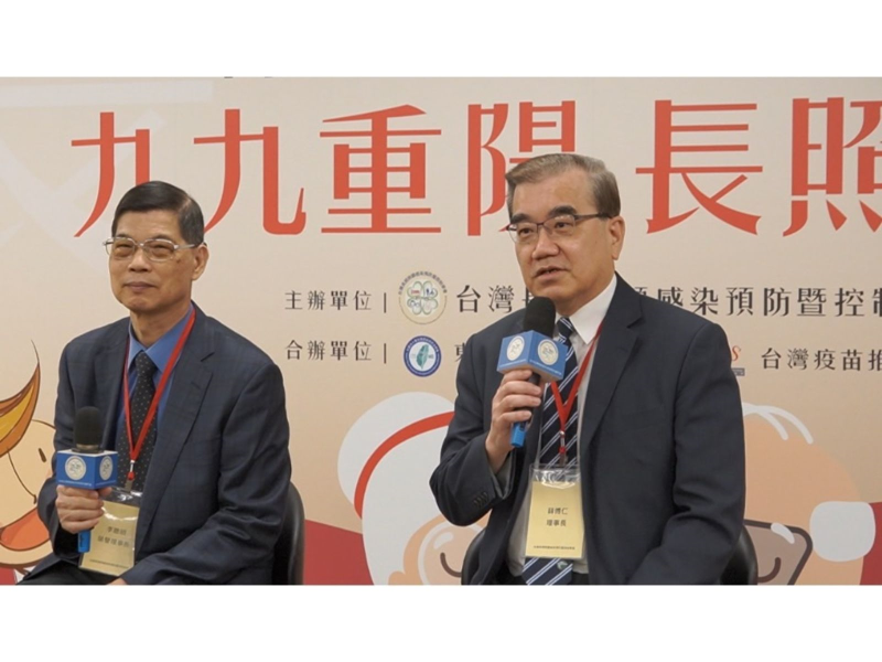 薛博仁醫師照片(右為理事長薛博仁 左為榮譽理事長李聰明       照片提供: 台灣長期照顧感染預防暨控制學會)