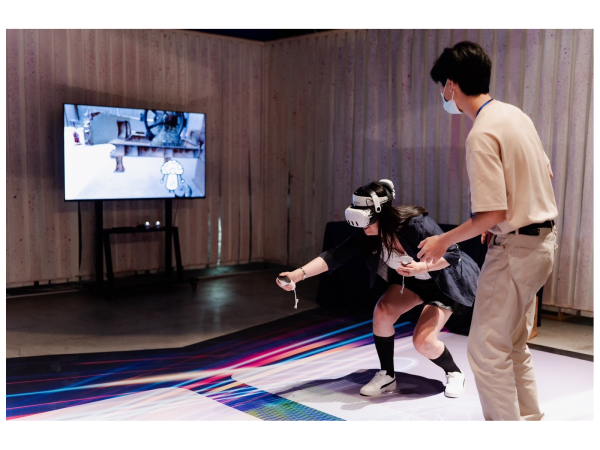 2024年度藝術自造祭「續‧織：藝境漫遊」現場民眾體驗VR裝置。圖／宜蘭中興文創園區提供