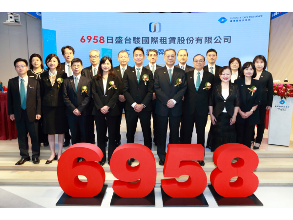 日盛台駿上市掛牌，高層主管與貴賓擊鼓慶賀；日盛台駿董事長簡志明(左4)、日盛台駿副董事長暨總經理朱志威(左3)、證交所李愛玲總經理(右4)、台新證券郭嘉宏董事長(右3)、勤業眾信謝東儒會計師(右2)、日盛台駿林修如行政長(左2)、日盛台駿林慎之營運長(左1) 、日盛國際融資租賃及台駿國際融資租賃莊明哲副董事長(右1)。