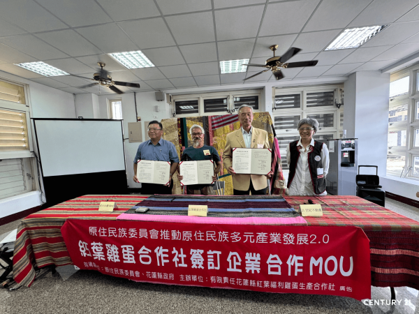 21世紀不動產攜手紅葉福利蛋合作社、政大永續50+1社會企業，共同簽署「紅葉福利蛋三方合作備忘錄」。