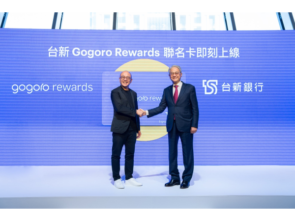 台新銀攜Gogoro今日發布「台新銀行Gogoro Rewards聯名卡」，除享零利率購車外，生活消費最高享10%回饋。台新金控董事長吳東亮(右)與Gogoro執行長陸學森(左)親自出席活動。