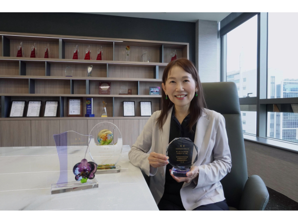 M31董事長陳慧玲與公司治理評鑑前5%獎座