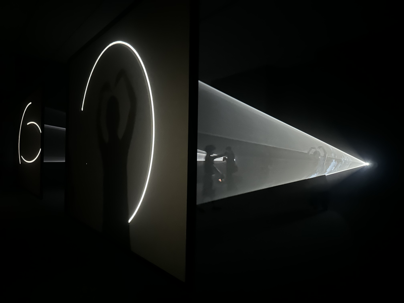 《安東尼・麥考爾：在光中遇見你》（Anthony McCall Meeting You Halfway）自7月26日起盛大開展。