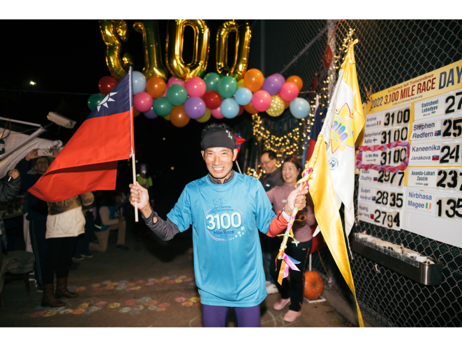 「超馬老爹」羅維銘衝過終點，連續兩年成功挑戰3100英里超馬賽。（圖片來源：Sri Chinmoy Ultra race）