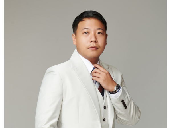 簡單李創辦人李冠勳，以沉穩的姿態與專注的眼神，詮釋品牌背後的堅持與初衷。