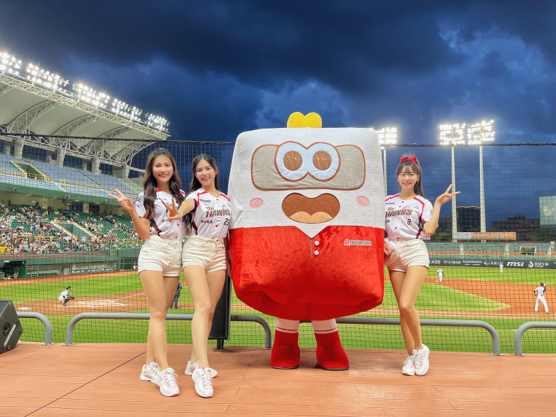 台鋼Wing Stars啦啦隊林浠、瑈瑈、安芝儇(左起)與康和證券吉祥物「好康fun心投」合照，推廣智能理財。