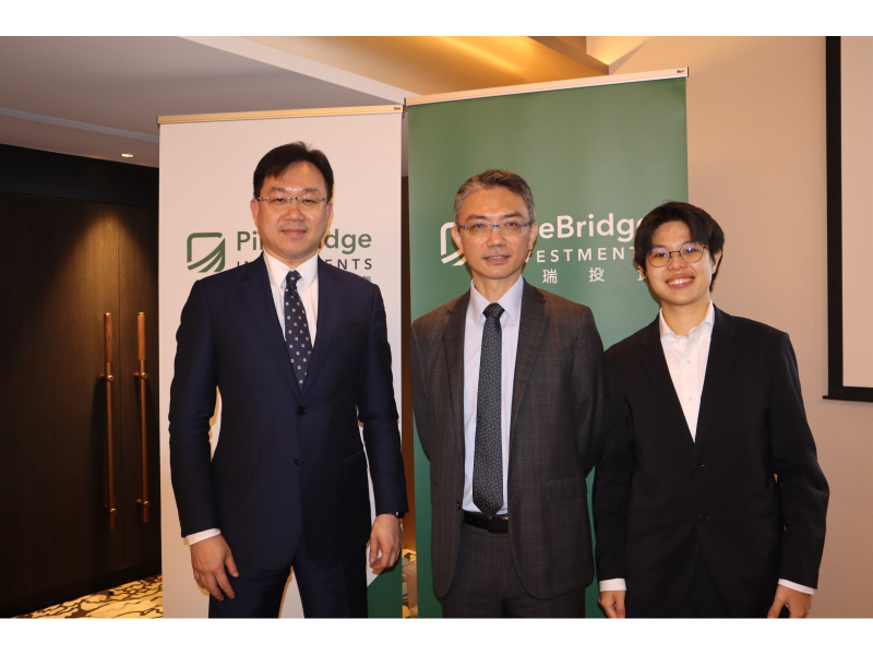柏瑞投信基金經理人馬治雲、投資長黃軍儒、投資部經理鄭筑文(左起)