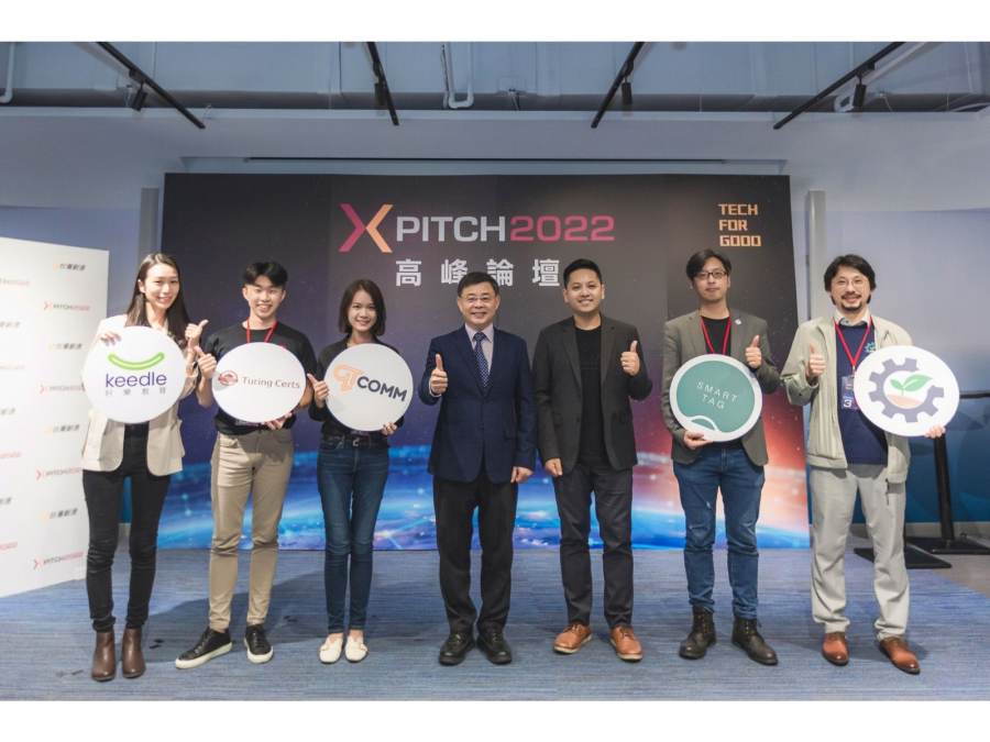 五支入圍隊伍與高雄市政府王啟川副秘書長(右4)及AWS鄭凱富經理(右3)合影