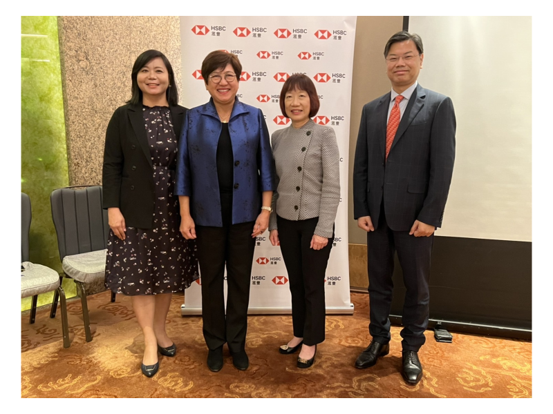 環球私人銀行及財富管理亞洲區首席投資總監范卓雲(右二)、滙豐環球私人銀行及財富管理北亞首席投資總監何偉華(右一)