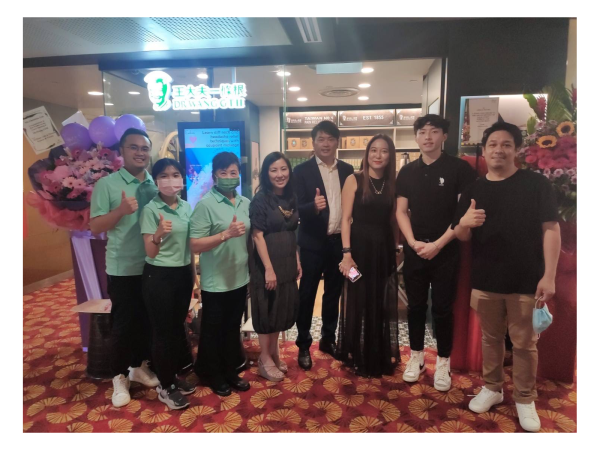 王大夫一條根總經理王建順(右4)帶領台灣工作夥伴與新加坡Embreis (s) Pte Ltd共同開幕。